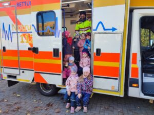 Read more about the article Es wird laut, wenn unsere Uni-Kita Kids den Krankenwagen bedienen