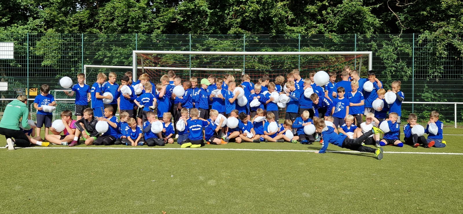Read more about the article Original DFB-Pokal und gesunde Ernährung im Boddenhus der Volkssolidarität Nordost sorgt für begeisterte Kinder im Fußballcamp von Blau-Weiß Greifswald